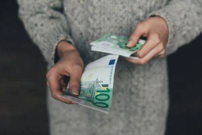 Украинские беженцы могут обменять гривну в банках Германии только до 30 октября
