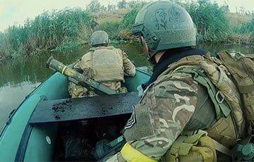 Видеофакт: Бойцы полка Калиновского форсируют реку для штурма позиций врага