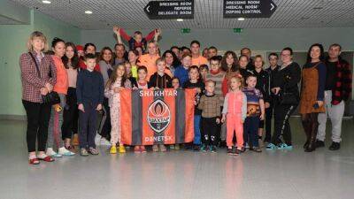 Футболисты Шахтера встретились с переселенцами на "Арене Львов": эмоциональные фото