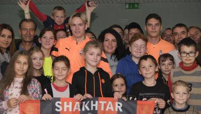 Мудрик и Судаков встретились с детьми-переселенцами в Shelter Centre на Арене Львов