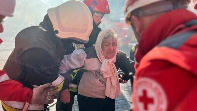Бабушку украинского ведущего спасли из-под завалов дома в Киеве: чувственное фото