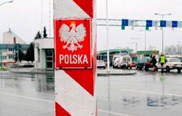 На белорусско-польской границе люди блокировали машину, которая ехала по спецполосе