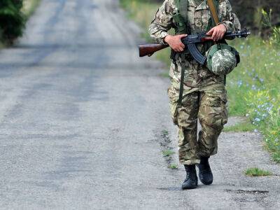 Золкин: Российские зэки, нанятые воевать в Украине, не становятся свободными. Их в автозаках везут на передовую, а оружие дают уже только на передовой