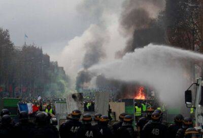 В Париже строят баррикады, начались столкновения с полицией - obzor.lt - Франция - Париж