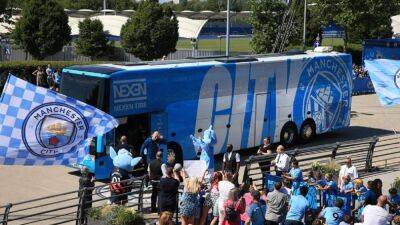 Фанаты Ливерпуля разбили автобус соперника после победы над МанСити: фото последствий
