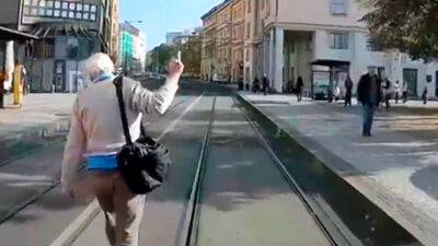 В центре Праги пешеход не хотел пропускать «скорую»: видео - vinegret.cz - Чехия - Прага - Среднечешский край
