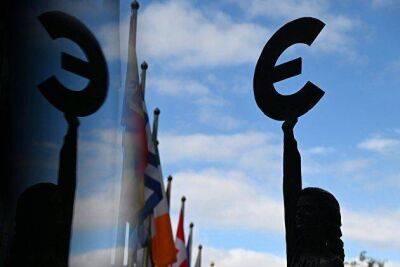 Евро дешевеет к доллару перед выходом данных об инфляции в еврозоне