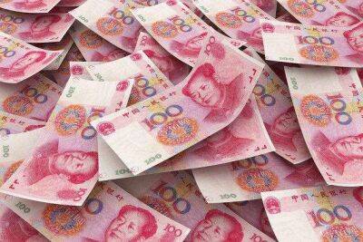 Курс юаня снизился против укрепляющегося доллара перед выходом экономических данных по Китаю