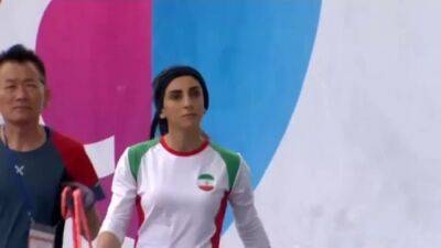 Иранская спортсменка Эльназ Рекаби, выступившая на соревнованиях без хиджаба, вернулась в Тегеран