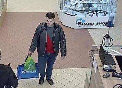 В Гродно мужчина вынес вещи из магазина: правоохранители устанавливают личность подозреваемого