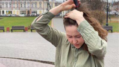 Жительница Томска сбрила свои волосы на антивоенной акции