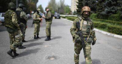 Комендантский час и обыски: что значит "военное положение" для украинцев под оккупацией