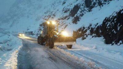В Таджикистане завалило снегом одну из важнейших дорог