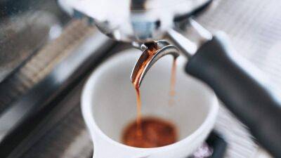 Без остатков кофе и накипи: как почистить кофеварку дома