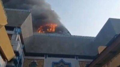 Масштабный пожар в Джакарте: от огня обрушился купол мечети исламского центра
