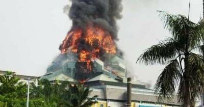 Попала искра от горелки: в Джакарте во время ремонта загорелся и рухнул купол мечети (видео)