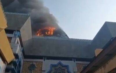 В Джакарте из-за пожара обрушился купол мечети исламского центра