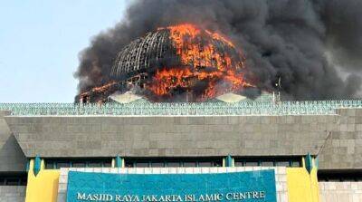 В Джакарте из-за пожара обрушился купол Большой мечети