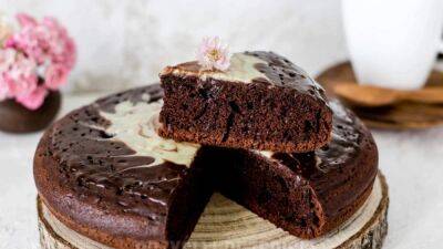 Этот рецепт пригодится каждой хозяйке: как приготовить шоколадный пирог на сковороде