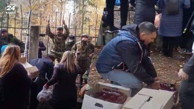 Как в зоопарке: российских мобилизованных в Новосибирске кормят через забор