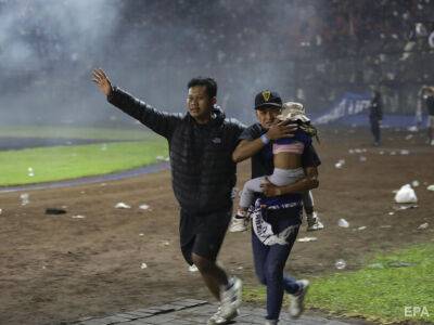 В Индонезии в результате давки и беспорядков на футбольном матче погибли 130 человек