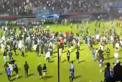 После матча чемпионата Индонезии на стадионе погибли 129 человек