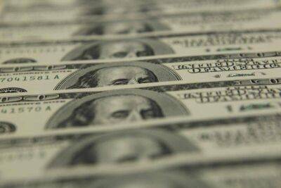 ЦБ РФ установил курс доллара США с 1 октября в размере 55,2987 руб., евро - 52,7379 руб.