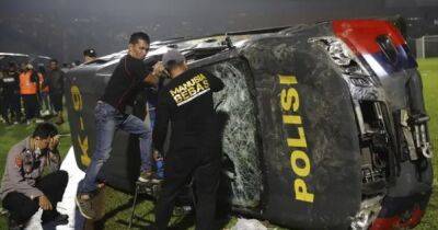 Смертельный футбол: в Индонезии в результате беспорядков на стадионе погибли 129 человек (видео)