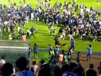 Смертельная давка: в Индонезии во время футбольного матча погибли 174 человека