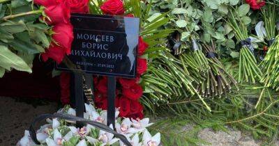 Всего 11 венков: в России похоронили Бориса Моисеева (фото, видео)