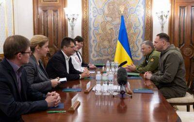 ​Єрмак обговорив з європейським комісаром з питань гумдопомоги воєнні злочини РФ