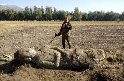 Давня кам'яна статуя знайдена в Іссик-Кулі (Фото) - lenta.ua - Украина - Киргизія