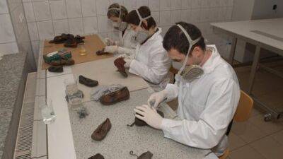 Сохраним навечно: 550 тысяч шекелей собрано для реставрации детской обуви в Освенциме
