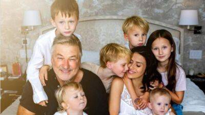 Алек Болдвин, в восьмой раз ставший отцом, показал щемящее фото всей семьи