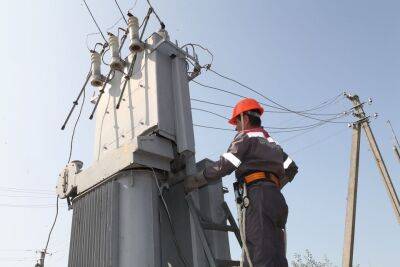 Электричество. На Дергачевщине восстанавливают электромагистрали в три села