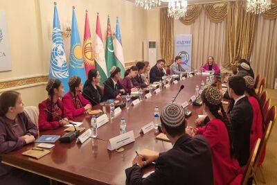 Посол Великобритании в Туркменистане провела для студентов лекцию по гендерному равенству