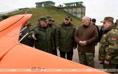 "Небажано, щоби вони воювали в Україні". Лукашенку показали білоруські дрони