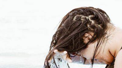 Польза или вред: что будет, если мыть волосы головой вниз