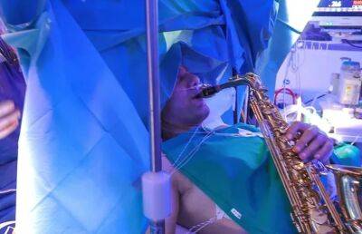 Итальянец играл на саксофоне, пока ему делали 9-часовую операцию на мозге