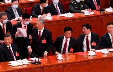 Бывшего главу Китая вывели под руки из президиума с места рядом с Си Цзиньпином