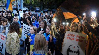 Снабжение дронами Россию: под посольством Ирана в Венгрии украинцы и иранцы вышли на протест