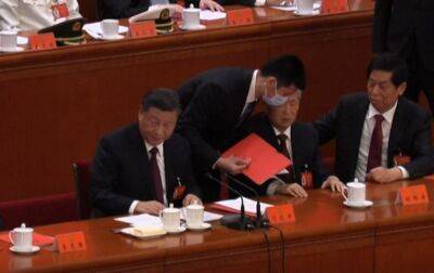 Колишнього главу Китаю публічно випровадили зі з'їзду компартії (відео)