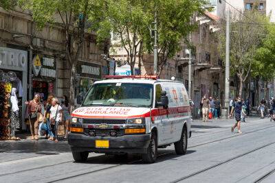 В Иерусалиме тяжело ранен ножом молодой мужчина. Полиция подозревает теракт