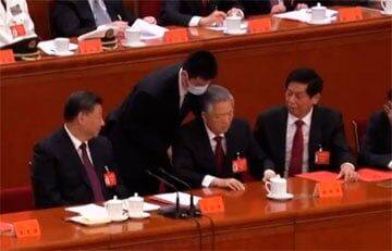 В Китае рассказали, почему экс-главу страны вывели под руки из президиума