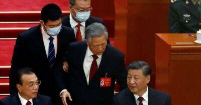 Плохо себя чувствовал: СМИ объяснили, почему экс-лидера Китая Ху Цзиньтао вывели со съезда