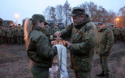 Зустрічають з хлібом і сіллю. У Білорусі показали прибуття до країни російських військових