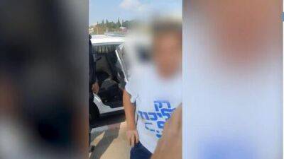 Видео: активистка Ликуда плюнула в конкуренток из Еш атид и сопротивлялась полиции