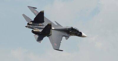 Военный самолет Су-30 упал на дом в Иркутске: летчики погибли