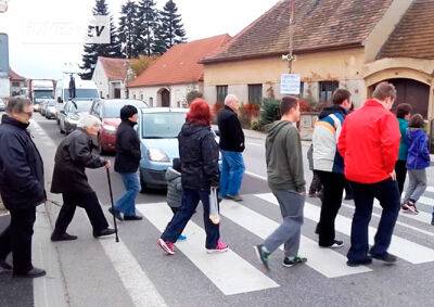 В Чехии «бесконечные пешеходы» заблокировали шоссе