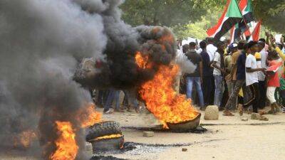 Тысячи людей вышли на улицы Судана после кровопролитных межплеменных столкновений